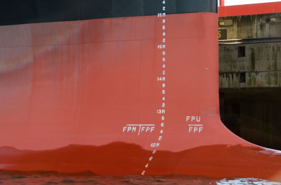 Casco de navio com marcas de calado, usado na arqueação e no draft survey